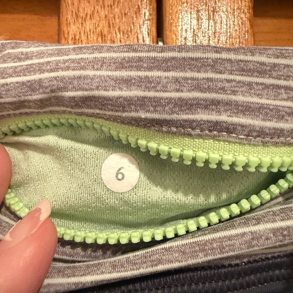 Lululemon Women’s Cropped Grey Athletic Active Yoga Leggings Sz 6 - Picture 5 of 5